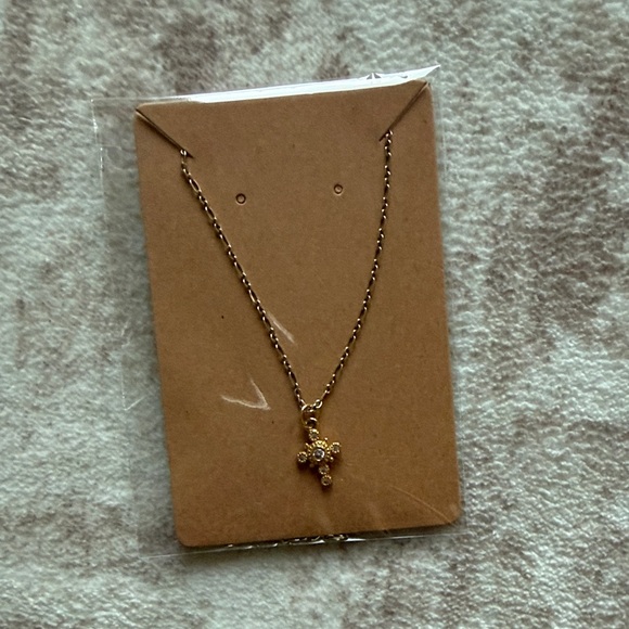 Elegant Gold Cross Pendant Necklace - Picture 3 of 7